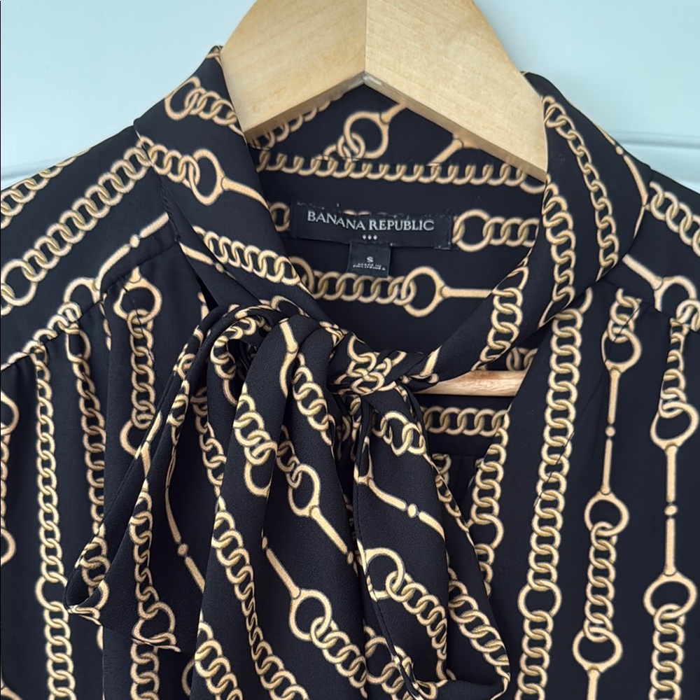 Banana Republic Women's Black and Gold Snaffle-bit Pattern Shirt